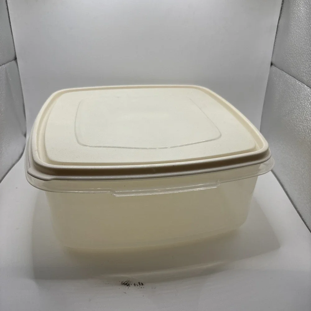 Rubbermaid Servin Saver #4 Storage Container Square Almond Lid 19 Cups USA